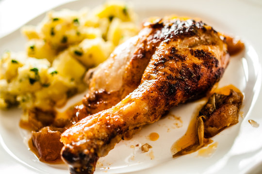 Grilled chicken drumsticks with boiled potatoes 