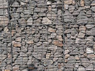Wand aus Gabionen mit Natursteinen