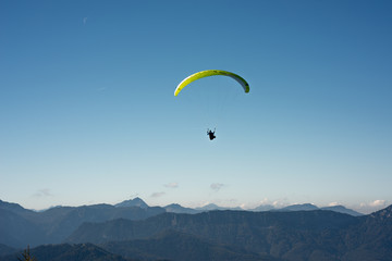 Fototapeta na wymiar Paraglider Drachenflieger am Königssee in Berchtesgaden