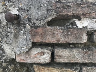 Clou dans mur en briques