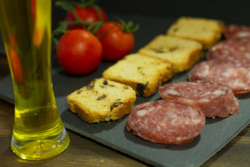 Tabla de embutido español con pan y tomate