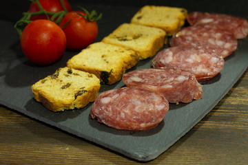 Tabla de embutido español con pan y tomate