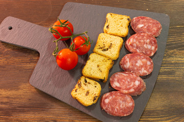 Tabla de embutido español con pan y tomate