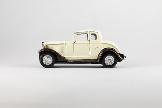 Coche sobre fondo blanco