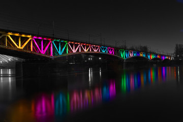 Oświetlony, kolorowy most średnicowy, Warszawa, Polska - obrazy, fototapety, plakaty