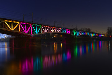 Oświetlony, kolorowy most średnicowy, Warszawa, Polska - obrazy, fototapety, plakaty