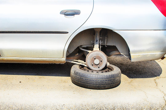 Faulty car. Wheel repair. Car disk repair. Brakes repair