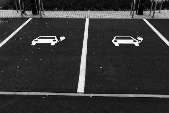 Zwei Parkpl&auml;tze f&uuml;r Elektroautos in Schwarz weiss