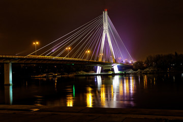 Fototapeta na wymiar Oświetlony Most Świętokrzyski w nocy, Warszawa, Polska