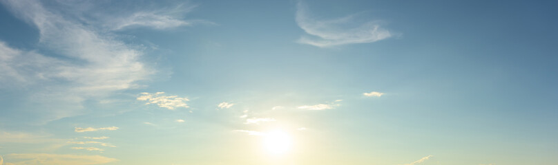 Naklejka premium Panoramiczny widok zachód słońca niebo tło