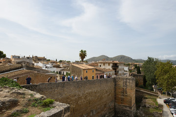 alte stadtmauer in alcudia auf mallorca