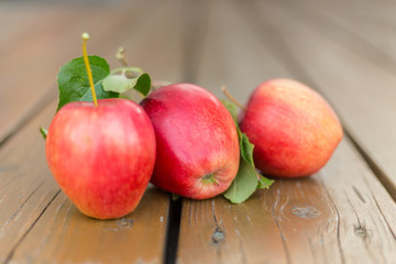 3 Äpfel auf Holzboden