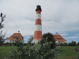 Fototapeta na wymiar Leuchtturm Westerheversand – Wahrzeichen der HalbinselEiderstedt in Schleswig-Holstein 