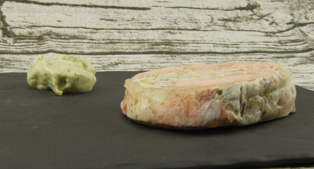 Médaillon de saumon et mayonnaise sur une ardoise