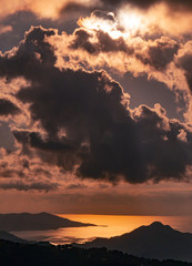 入り江の夕暮れ空と雲のシルエット