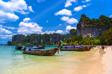 Obraz premium Long tail boats and rocks on Railay beach west, Ao Nang, Krabi,