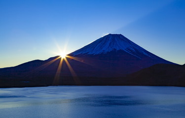 富士山と日の出、山梨県本栖湖にて