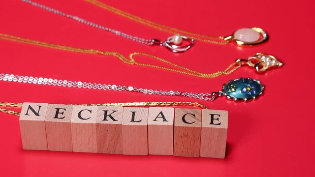 宝飾品とNECKLACEの文字