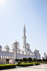 Fototapeta na wymiar Abu Dhabi Emirates the biggest white mosque indoors and outdoors