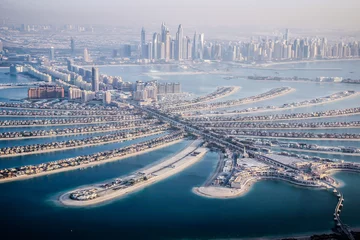 Foto op Aluminium Dubai Emirates adembenemend uitzicht op het water vanuit een vliegtuig © Stella Kou