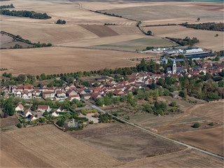 Vue aérienne du village de Précy-le-Sec dans l'Yonne en France