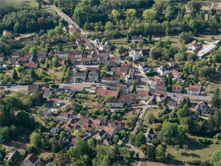 Vue aérienne du village de Voutenay-sur-Cure dans l'Yonne en France