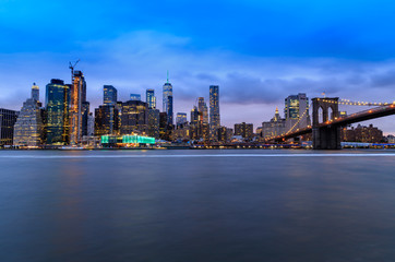 Fototapeta na wymiar Vue de nuit de Manhattan depuis Brooklyn, New York, Etats-Unis