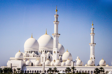 Fototapeta na wymiar Abu Dhabi Emirates the biggest white mosque