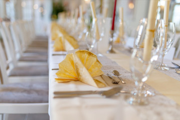 Festtafel schön geschmückt