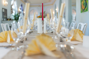festliche Tischdekoration zur Hochzeit