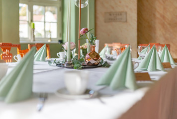 festlich geschmückter Tisch