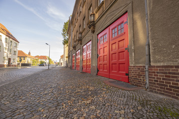 Obraz premium Przed strażą pożarną