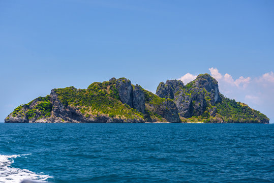 Rocks cliffs in the sea, Ko Yung island, Phi Phi, Andaman sea, K © Eagle2308