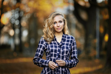 Portret kobiety w sukience