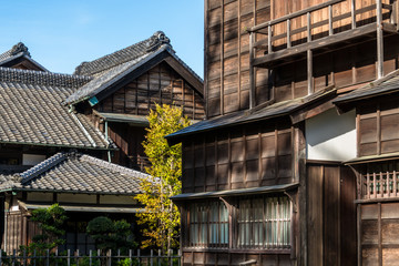 Fototapeta na wymiar 日本の伝統的な木造建築の街並み１