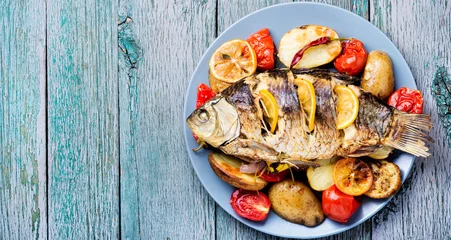  Vis gebakken met groente garnituur © nikolaydonetsk