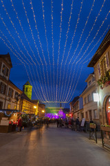Rues de Rosheim &agrave; la tomb&eacute;e de la nuit pendant No&euml;l