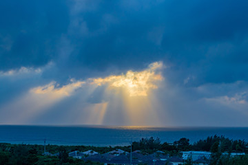 Fototapeta na wymiar 沖縄石垣島の夕景　天使のはしご