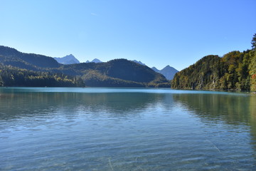 Fototapeta na wymiar Landschaft von See mit Bergen; Spiegelung; blauer Himmel