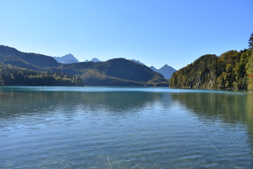 Landschaft von See mit Bergen; Spiegelung; blauer Himmel