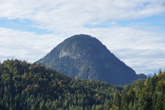 runde Bergkuppe, dicht bewachsen mit W&auml;ldern
