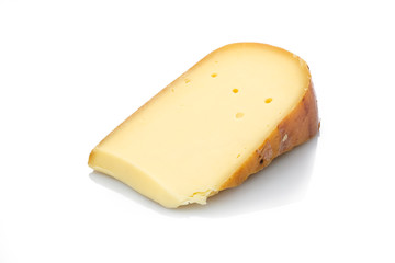 Bio Schnittkäse mit Rinde weiß isoliert