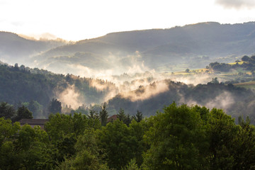 Fototapeta na wymiar Plateau ardèchois dans la brume fumante et soleil