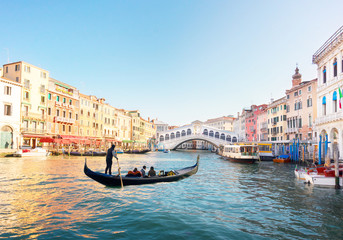 Obraz na płótnie Canvas view of famouse Rialto bridge and boats of Grand Canal, Venice, Italy