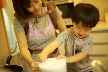 料理をする親子