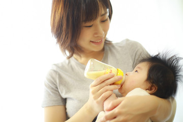 赤ちゃんにミルクを与える母親