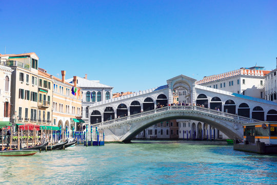 view of famouse Rialto bridge in Venice, Italy © neirfy