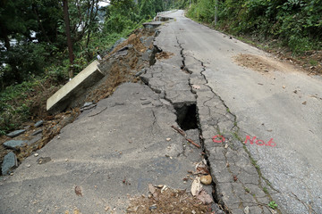 崩れた道路