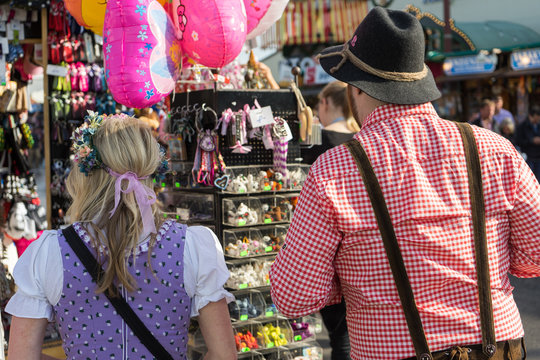 P&auml;rchen in Tracht auf der Wiesn in M&uuml;nchen