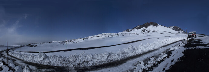Etna panoramica del paesaggio innevato di alta montagna sentiero e cratere © Etna ·REC Attivo